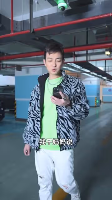 TVB小生過生日乾媽送豪車當禮物,車內星空頂價值20萬