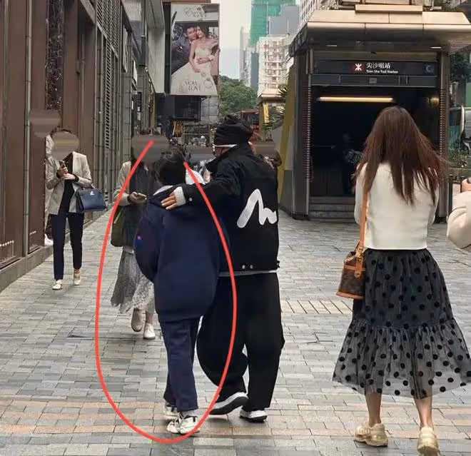 王寶強近況曝光！帶大長腿模特女友同游香港，8歲兒子身高引熱議
