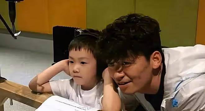 王寶強近況曝光！帶大長腿模特女友同游香港，8歲兒子身高引熱議