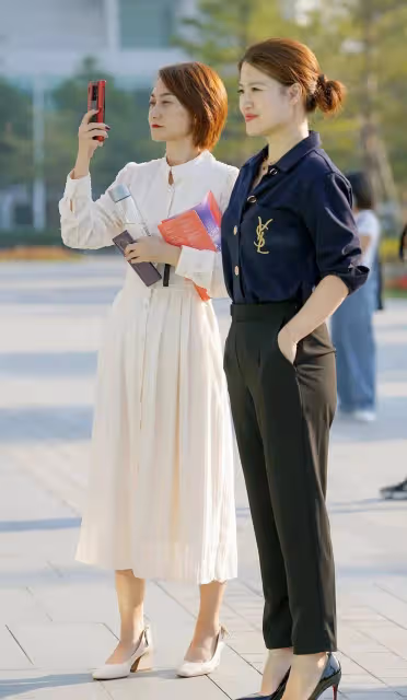 高跟鞋大長腿，美女們這樣的穿搭才有女人味 ！