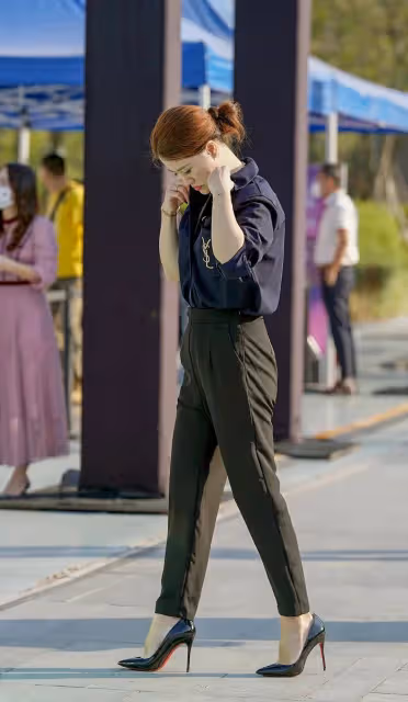 高跟鞋大長腿，美女們這樣的穿搭才有女人味 ！