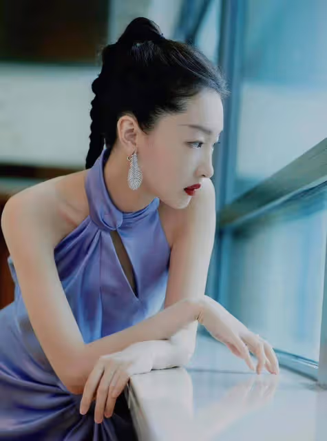周冬雨越來越「放得開」了！穿的裙子又長又開叉，顯得腿又細又直