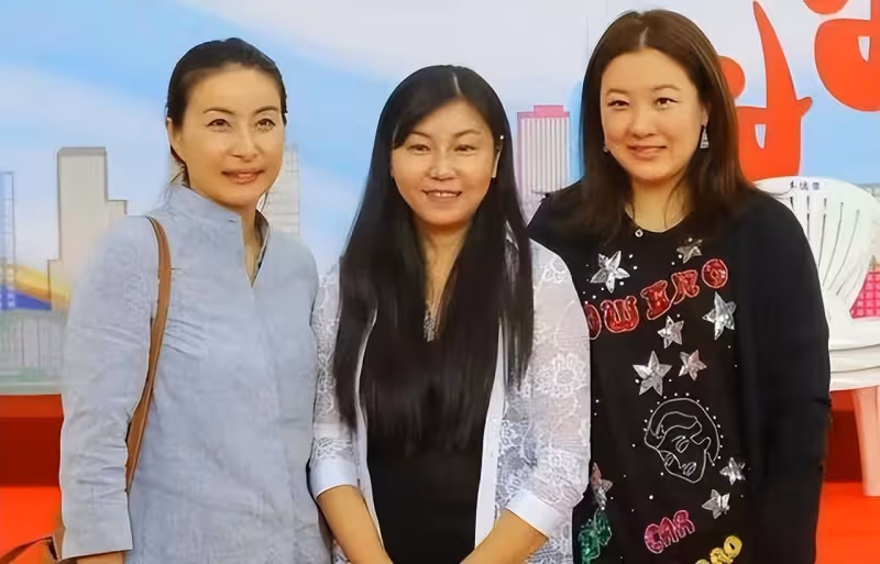 婚變風波後伏明霞首露面,與黎姿出席湯敏儀飯局,臉發福開心燦笑