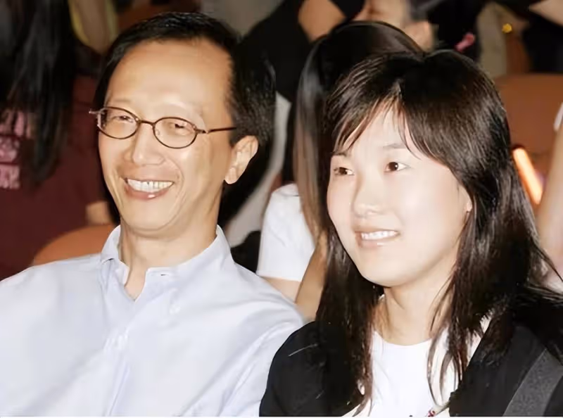 婚變風波後伏明霞首露面,與黎姿出席湯敏儀飯局,臉發福開心燦笑