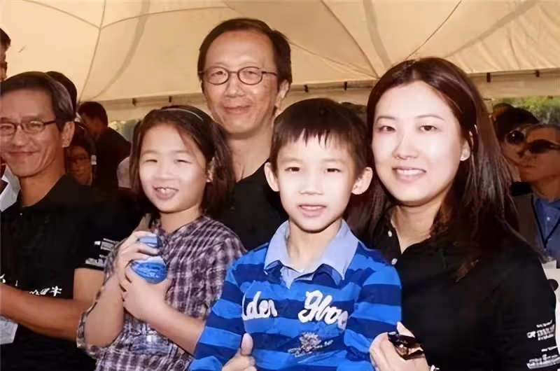 婚變風波後伏明霞首露面,與黎姿出席湯敏儀飯局,臉發福開心燦笑