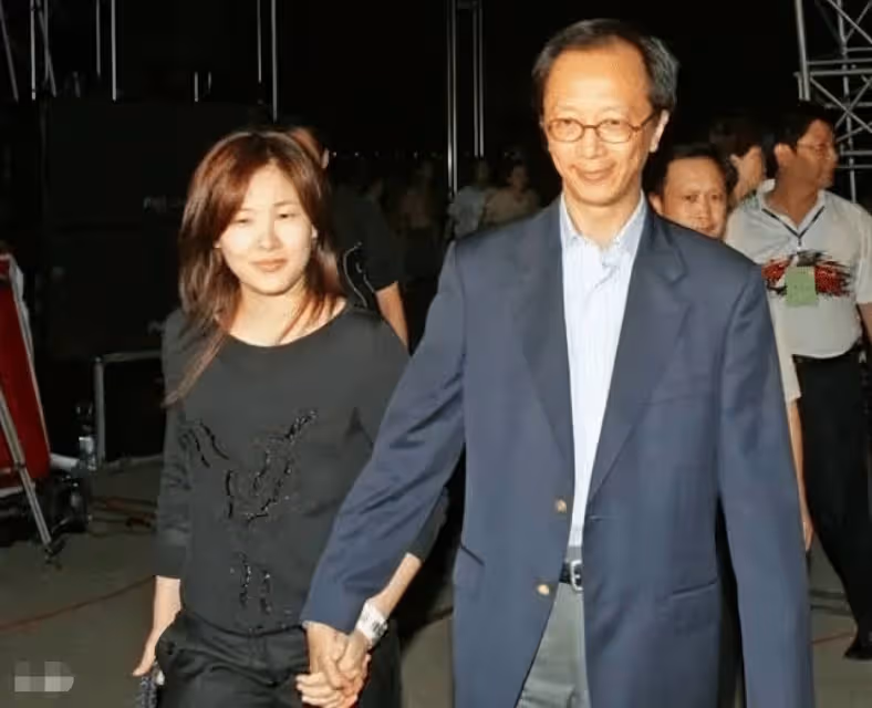 婚變風波後伏明霞首露面,與黎姿出席湯敏儀飯局,臉發福開心燦笑