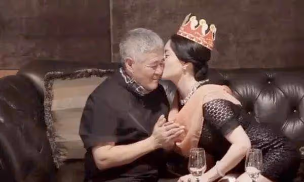 38歲關婷娜近照太美,戴31萬鑽石手鐲,與趙本山傳緋聞疑單身