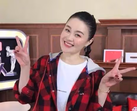 38歲關婷娜近照太美,戴31萬鑽石手鐲,與趙本山傳緋聞疑單身