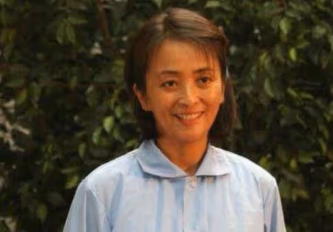 58歲李勤勤健身房練胳膊!大力拉起60斤鐵片,一旁教練全程保護