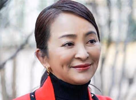 58歲李勤勤健身房練胳膊!大力拉起60斤鐵片,一旁教練全程保護