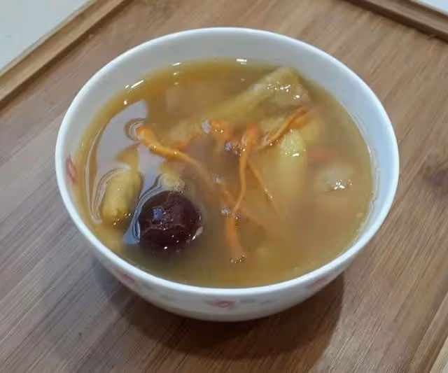 兒媳坐月子！婆婆「每天燉雞湯」貼心伺候　兒子嘴饞「嘗一口」怒了：立刻攆婆婆走