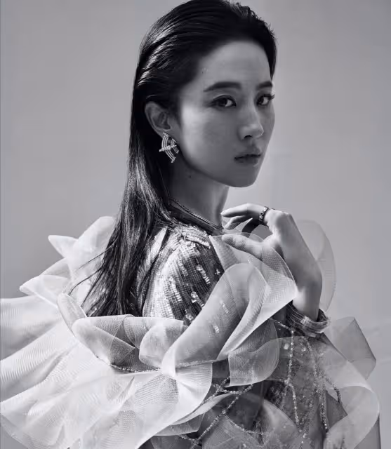 不一樣的神仙姐姐：劉亦菲身穿漁網衣大秀「蜜桃臀」，展現完美身姿！
