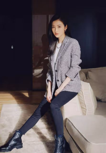 「蜜桃臀」過時了，景甜的「括號臀」才叫驚艷，網友：這也太美了