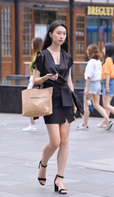 一件v領裙子，下面是有點包臀的設計，看起來很特別