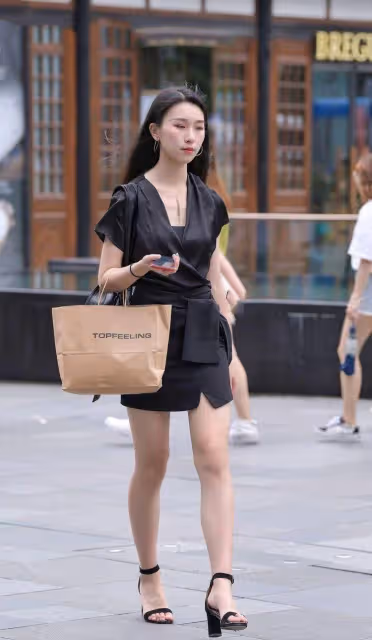 一件v領裙子，下面是有點包臀的設計，看起來很特別