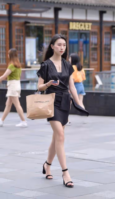 一件v領裙子，下面是有點包臀的設計，看起來很特別