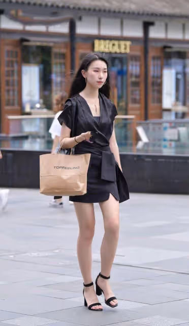 一件v領裙子，下面是有點包臀的設計，看起來很特別