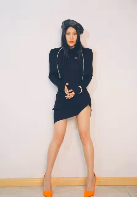 袁婭維身材就像P出來的，緊身裙勒出驚人腰臀比，歐美身材太火辣