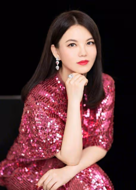 李湘微胖身材簡直無與倫比，穿紅色的亮片連衣裙，驚現「蜜桃臀」