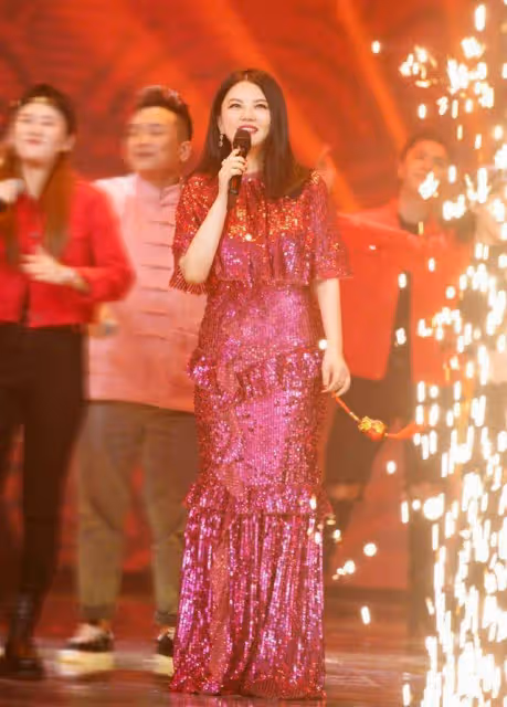 李湘微胖身材簡直無與倫比，穿紅色的亮片連衣裙，驚現「蜜桃臀」