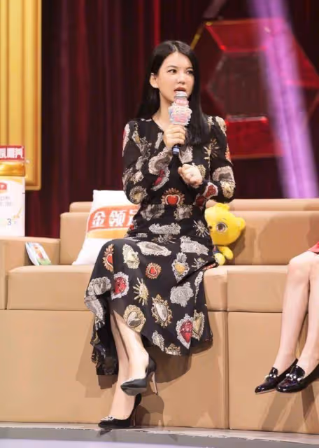 李湘微胖身材簡直無與倫比，穿紅色的亮片連衣裙，驚現「蜜桃臀」