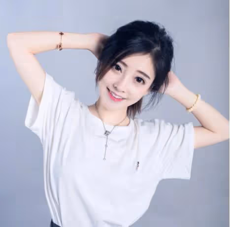馮提莫上綜藝節目，被男嘉賓揩油19次，為什麼不反抗反而還陪笑呢