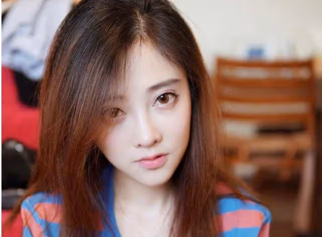 馮提莫上綜藝節目，被男嘉賓揩油19次，為什麼不反抗反而還陪笑呢