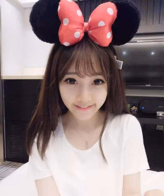 馮提莫上綜藝節目,被男嘉賓揩油19次,為什麼不反抗反而還陪笑呢