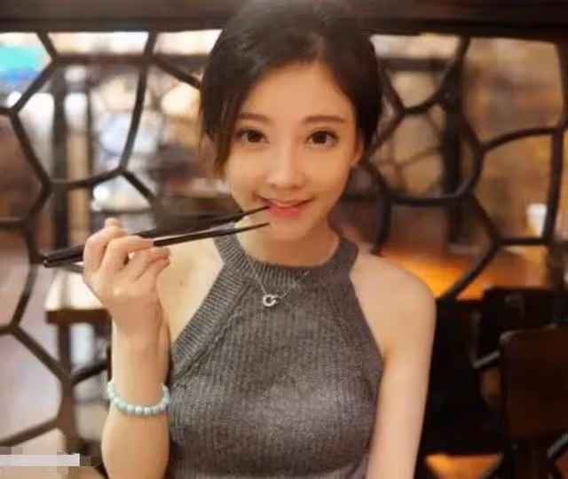 馮提莫上綜藝節目,被男嘉賓揩油19次,為什麼不反抗反而還陪笑呢