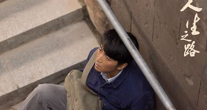 人生之路:穿著白襯衫,攀上富家女的雙星,暗示了環境的重要性