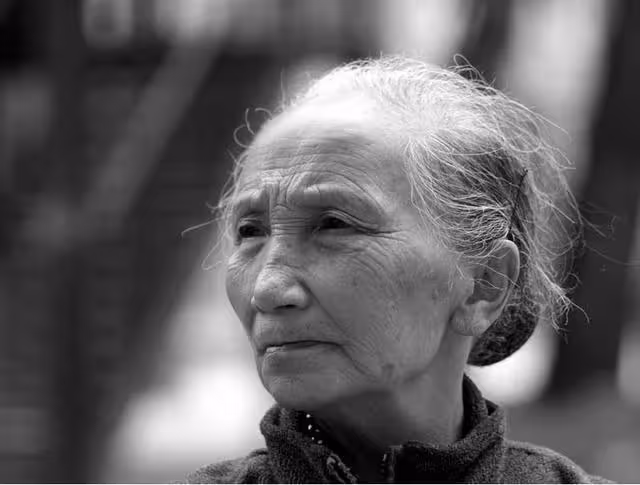 兒女成雙卻無人養老,臨近晚年,撿回來的傻兒子前來報恩