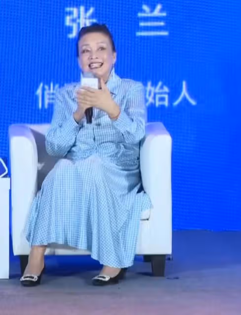 張蘭稱想85歲前穿上婚紗,對婚姻仍抱有期望,主持人在旁猛翻白眼