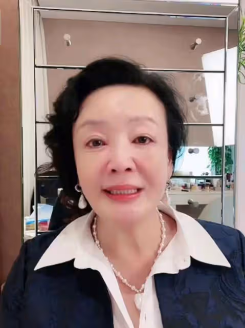 張蘭稱想85歲前穿上婚紗,對婚姻仍抱有期望,主持人在旁猛翻白眼