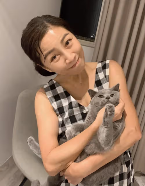 堅持優雅老去!57歲玉女掌門人「老照片出土」仙氣飄飄美翻 「突曬白髮皺紋照」萬人全看傻