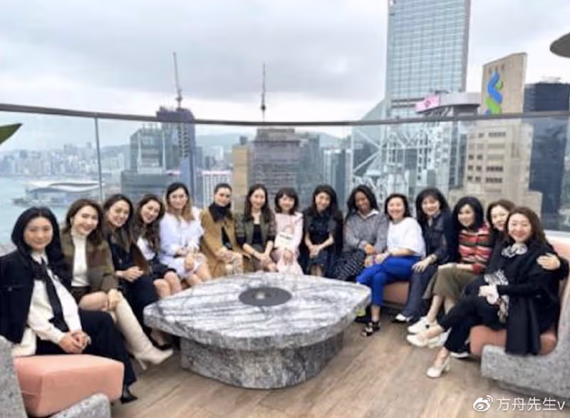 香港名媛參加飯局!伏明霞馮余慕莊現身,51歲黎姿拍照只能靠邊站