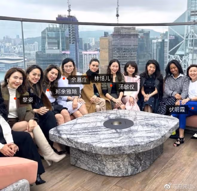 香港名媛參加飯局!伏明霞馮余慕莊現身,51歲黎姿拍照只能靠邊站