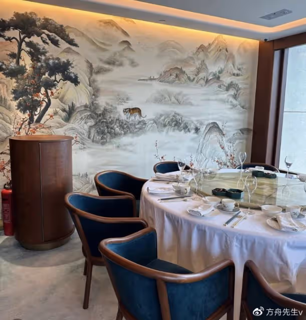 香港名媛參加飯局!伏明霞馮余慕莊現身,51歲黎姿拍照只能靠邊站
