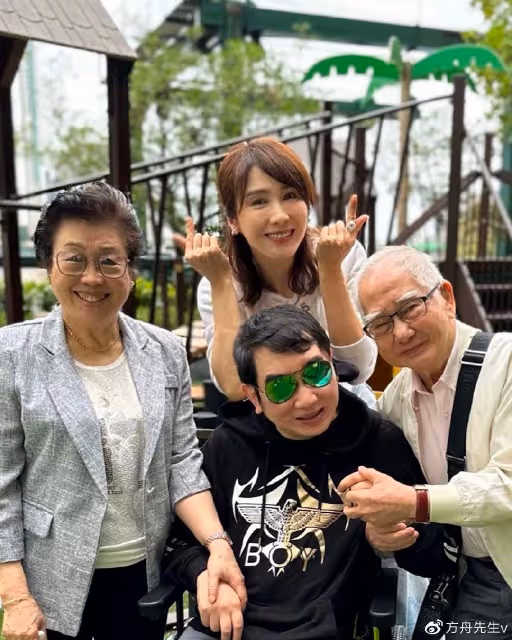 香港名媛參加飯局!伏明霞馮余慕莊現身,51歲黎姿拍照只能靠邊站
