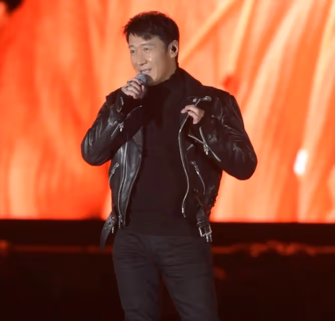 紀念張國榮變生意經?曝兩場音樂會互搶歌手,粉絲不滿陣容退票