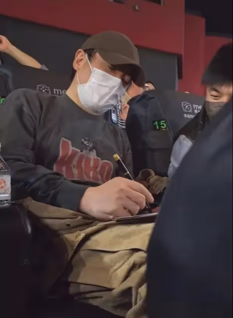 44歲沈騰疑病倒出國求醫!病情嚴重無法工作,脖子粗大引粉絲擔憂