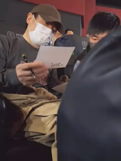 44歲沈騰疑病倒出國求醫!病情嚴重無法工作,脖子粗大引粉絲擔憂