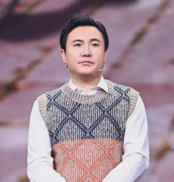 44歲沈騰疑病倒出國求醫!病情嚴重無法工作,脖子粗大引粉絲擔憂
