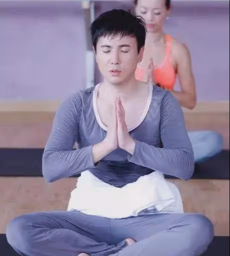 44歲沈騰疑病倒出國求醫!病情嚴重無法工作,脖子粗大引粉絲擔憂