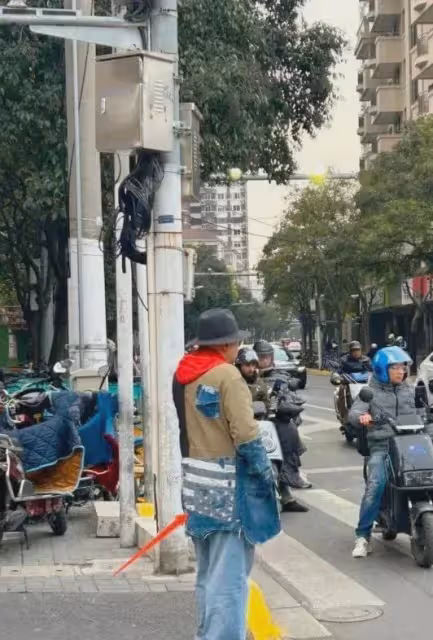 51歲徐崢胖到認不出!穿美國國旗服裝逛上海