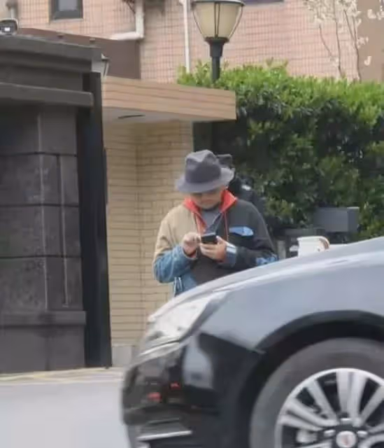 51歲徐崢胖到認不出!穿美國國旗服裝逛上海