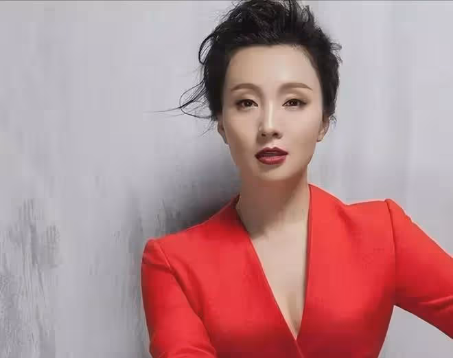 51歲徐崢胖到認不出!穿美國國旗服裝逛上海