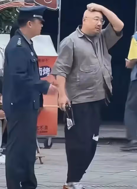 51歲徐崢胖到認不出!穿美國國旗服裝逛上海