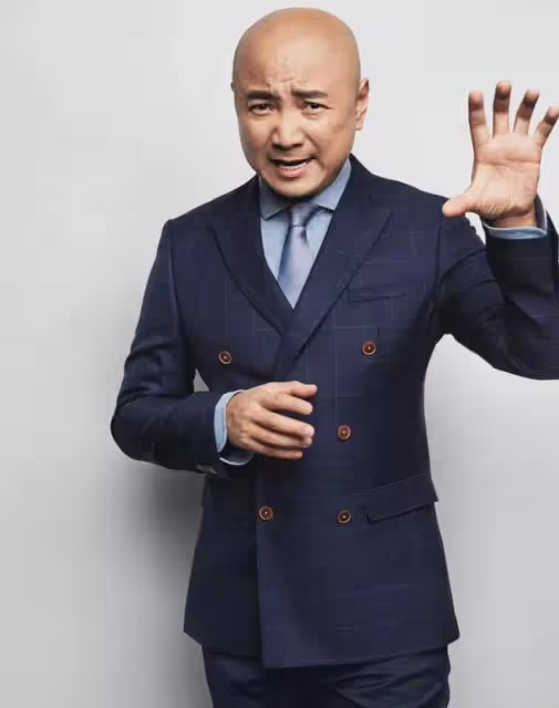 51歲徐崢胖到認不出!穿美國國旗服裝逛上海
