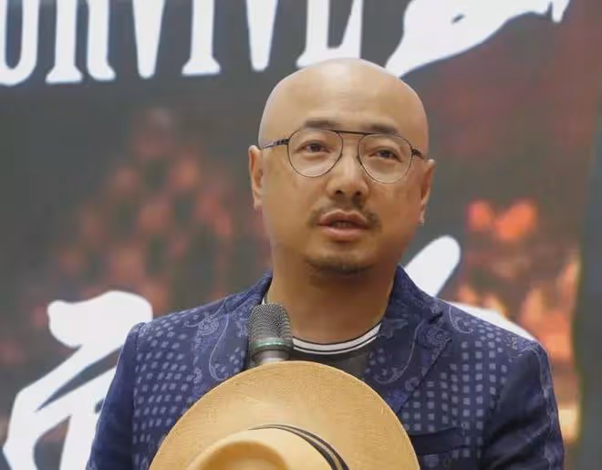 51歲徐崢胖到認不出!穿美國國旗服裝逛上海