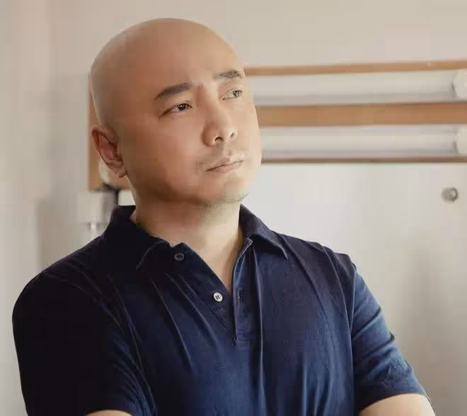 51歲徐崢胖到認不出!穿美國國旗服裝逛上海